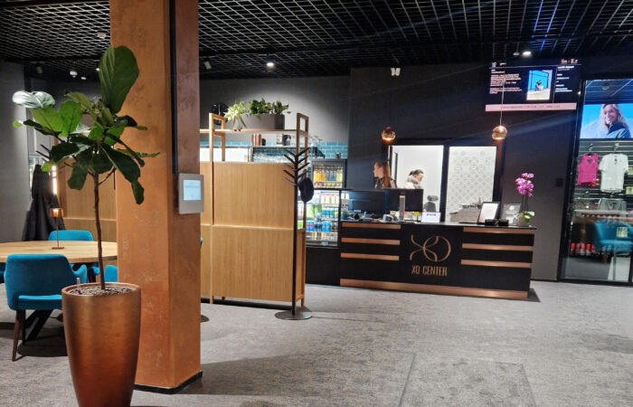 Enkoran näyttö ja kassajärjestelmä XO-Center -liikuntakeskuksen aulatilassa
