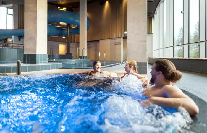 Uimareita Holiday Club Vierumäen kylpyläosastolla, jossa on käytössä Enkoran kulunvalvonta jsekä SmarLockers-älylukituskaapit.