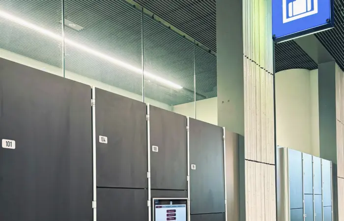 Enkoran Smartlockers -älylukot matkatavaralokeroissa Helsingin Tripla-kauppakeskuksessa
