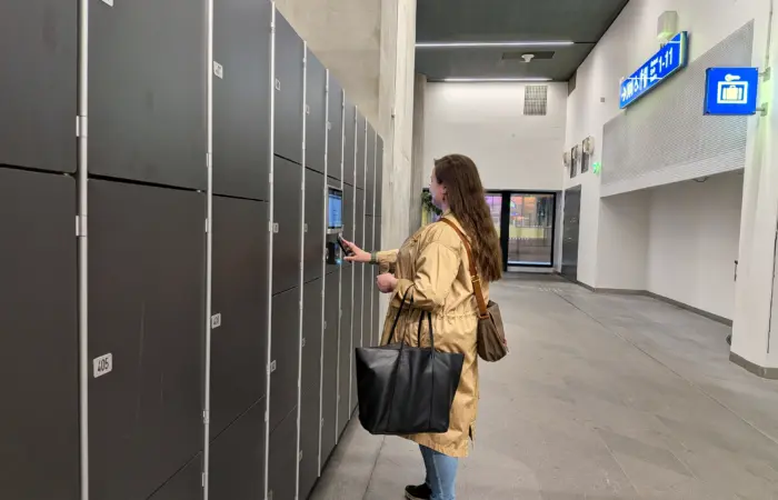 Nainen maksamassa, Enkora SmartLockers maksulliset tavarasäilytyslokerot Triplan kauppakeskuksessa